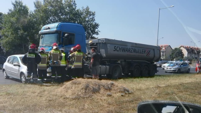 Kolizja na drodze krajowej nr 10 w Szczecinie. Chodzi o nitkę wylotową ulicy Zwierzynieckiej, gdzie ciężarówka najechała na samochód osobowy.