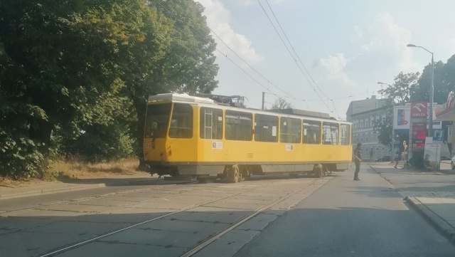 Tramwajowa szóstka wykoleiła się na ulicy Strzałowskiej w Szczecinie.
