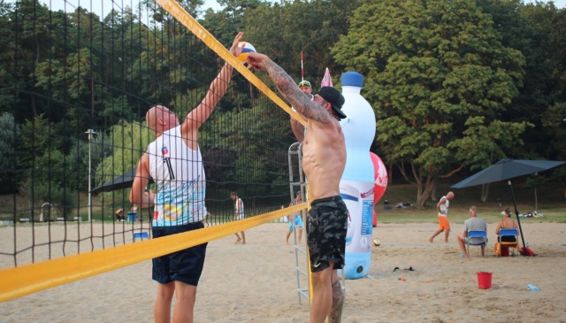 Po 10 godzinach rywalizacji na szczecińskim kąpielisku Arkonka Tomasz Prońko i Oskar Bartkowski wygrali Otwarte Mistrzostwa Województwa Zachodniopomorskiego w Siatkówce Plażowej Mężczyzn Grand Prix Szczecina 2020.