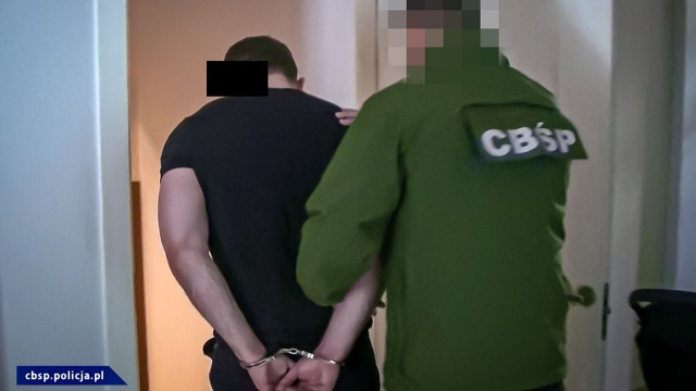 Policjanci CBŚP przejęli podrabiane substancje odchudzające, anaboliczne, a nawet leki na nowotwory, choroby wątroby i układu krążenia. W ręce policji wpadła kompletna linia produkcyjna fałszywych leków, zatrzymano też mężczyznę poszukiwanego od pięciu lat listami gończymi.