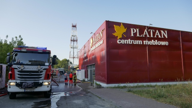 Trwa dogaszanie szczecińskiego sklepu meblowego Platan. Ogień pojawił się około 3:30 w nocy.