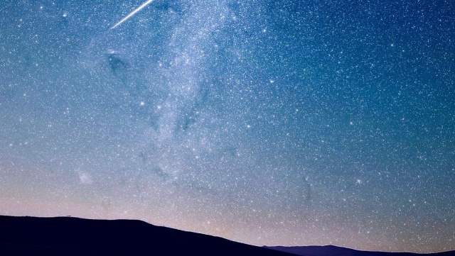 Środowej nocy przypada kulminacja aktywności Perseidów, czyli tak zwanych spadających gwiazd.