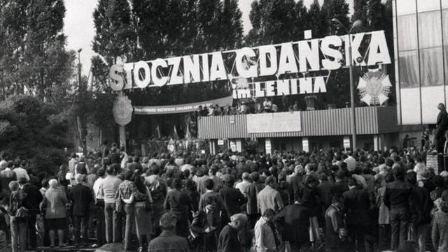 40 lat temu, 14 sierpnia 1980 roku, rozpoczął się strajk w Stoczni Gdańskiej, który kilkanaście dni później zakończył się podpisaniem historycznych Porozumień Sierpniowych, otwierających drogę do powstania Solidarności i dających początek przemianom ustrojowym w Polsce.