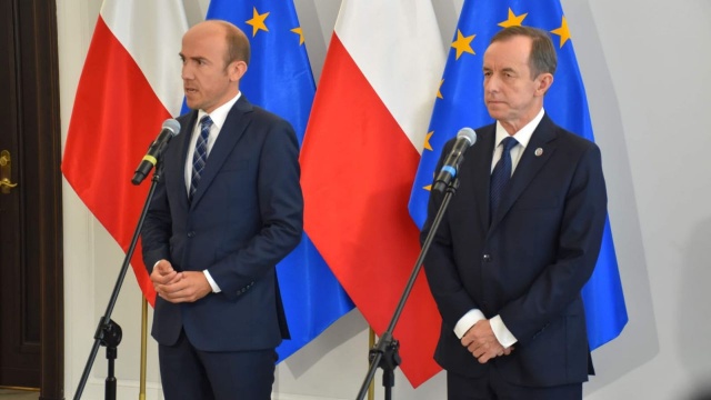 Przewodniczący Platformy Obywatelskiej Borys Budka zarekomenduje senatorom Koalicji Obywatelskiej odrzucenie w całości ustawy, która przewiduje podwyżki dla polityków.