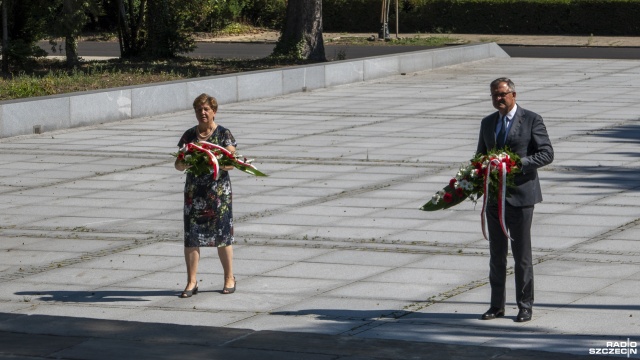 Wyrażają oburzenie, domagają się oficjalnych przeprosin prezydenta Szczecina oraz wyciągnięcia konsekwencji wobec zachowania jego zastępcy i przewodniczącej rady miasta - opozycyjny klub Prawa i Sprawiedliwości ostro ocenia sytuację, w której władze miasta upamiętniły 100-lecie Bitwy Warszawskiej złożeniem kwiatów pod radzieckim pomnikiem na Cmentarzu Centralnym.