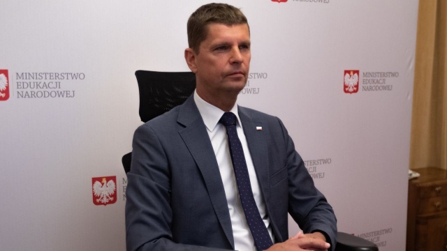 W nowym roku szkolnym służby sanitarne będą wspomagały dyrektorów szkół w podejmowaniu decyzji związanych z zagrożeniem epidemicznym - powiedział minister edukacji narodowej.