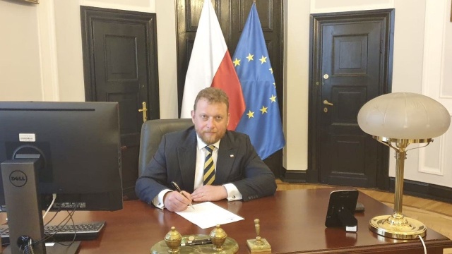 Łukasz Szumowski powiedział, że nie było żadnych nacisków, na to, aby odszedł ze stanowiska ministra zdrowia. Były już minister swoją decyzję o rezygnacji z funkcji przekazał na konferencji we wtorek po południu.