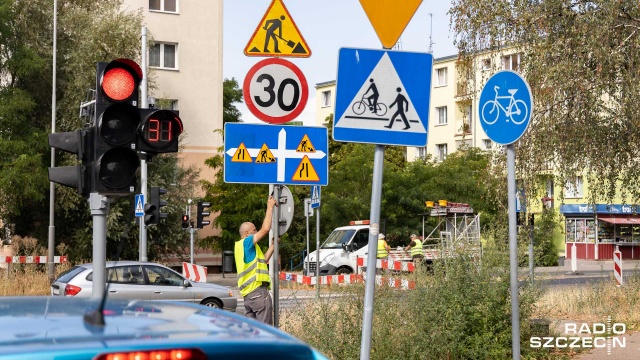 Jeszcze w środę zmieniona zostanie organizacja ruchu na skrzyżowaniu przy Jeziorze Głębokie w Szczecinie, gdzie powstaje zupełnie nowy węzeł tramwajowo-autobusowy.