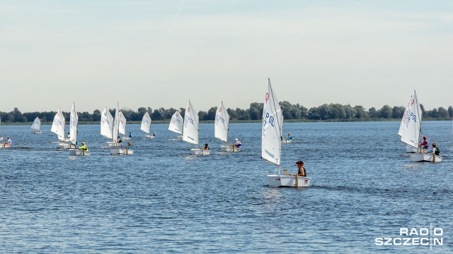 Młodzi żeglarze rywalizują na jeziorze Dąbie [WIDEO, ZDJĘCIA]