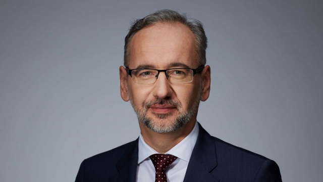 Przyszły minister zdrowia Adam Niedzielski powiedział na konferencji prasowej, że plan dalszej walki z epidemią koronawirusa przedstawi po swoim zaprzysiężeniu. Będzie on składową szerszej strategii. Jak zaznaczył, praca nad założeniami trwa.