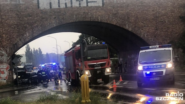 Wypadek na ulicy Sczanieckiej w Szczecinie. Pod wiaduktem, przy skrzyżowaniu z ul. Komuny Paryskiej zderzyły się dwa auta osobowe: honda i citroen.