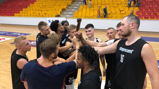 Koszykarze Kinga Szczecin lepsi od PGE Spójni Stargard w ostatnim sprawdzianie przed rozgrywkami o mistrzostwo Polski. Wilki Morskie pokonały biało-bordowych 66:61 w rozegranym w Stargardzie sparingowym meczu.