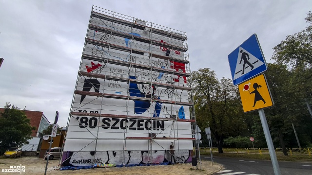 Będzie miał 15 metrów wysokości i 12 metrów szerokości. To mural upamiętniający 40-lecie powstania Solidarności. Malowany jest od kilku dni na jednym z budynków przy ulicy Dunikowskiego w Szczecinie.