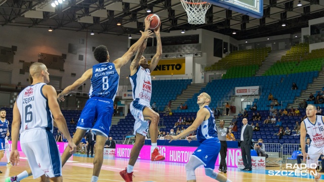 Koszykarze Kinga Szczecin od wygranej rozpoczęli ligowe zmagania. Wygrali w Szczecinie z MKS-em Dąbrowa Górnicza 73:67.