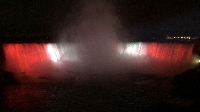 Wodospad Niagara na granicy Stanów Zjednoczonych i Kanady został minionej nocy podświetlony w polskich barwach narodowych.