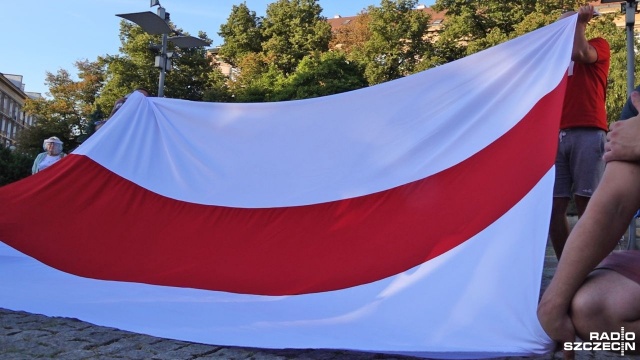 Białorusini przychodząc masowo na powyborcze akcje protestacyjne demonstrują, że chcą pokojowych przemian w kraju.