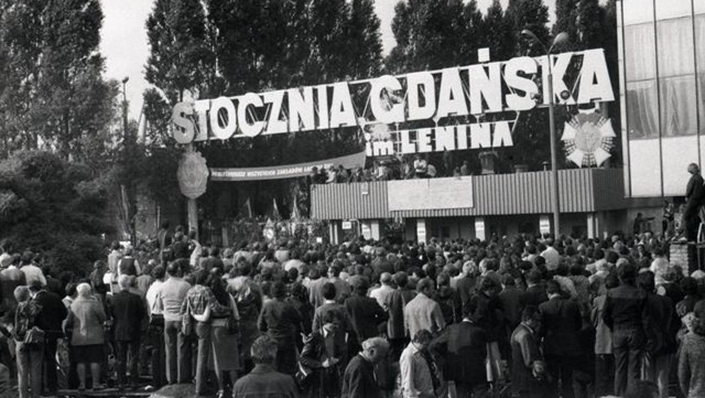 Obchody 40. rocznicy Porozumień Sierpniowych przed bramą Stoczni Gdańskiej