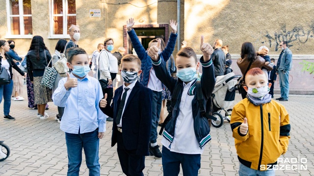 W nowych warunkach, ale jak zwykle 1 września - we wtorek rozpoczął się nowy rok szkolny. Dzieci i młodzież w całym kraju wracają do szkół.