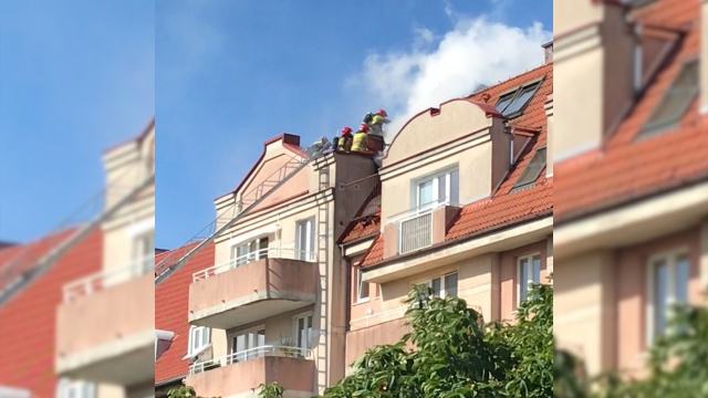 Trwa dogaszanie pożaru w kamienicy przy ulicy Jarowita. Ogień pojawił się na poddaszu.
