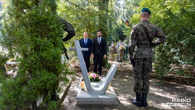 W rocznicę wybuchu II wojny światowej na grobach trzech obrońców Westerplatte, które znajdują się w Szczecinie złożono kwiaty. Żołnierze i jeden cywil pochowani są na Cmentarzu Centralnym, cmentarzu w Dąbiu i Golęcinie.