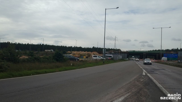 Po wznowieniu prac na przebudowie Węzła Kijewo, krajobraz tego miejsca bardzo szybko się zmienia. Są coraz większe utrudnienia z przejazdem, które odczuwają podróżujący Szosą Stargardzką do centrum Szczecina od Płoni, ale za kilka dni powinno być już łatwiej.