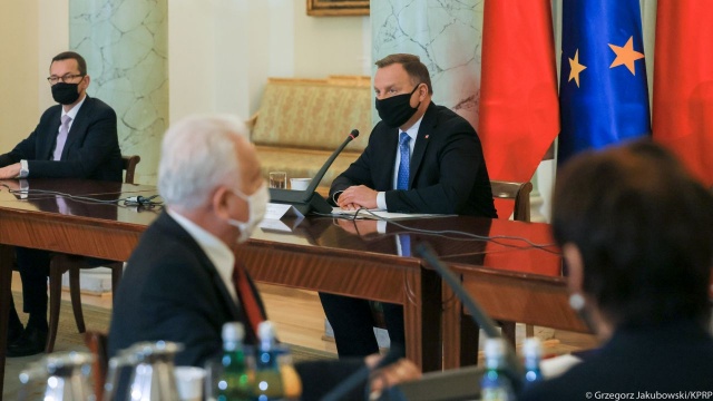 Omówione zostały głównie kwestie związane z epidemią koronawirusa i początkiem nowego roku szkolnego - powiedział prezydent Andrzej Duda po zakończeniu posiedzenia Rady Gabinetowej.