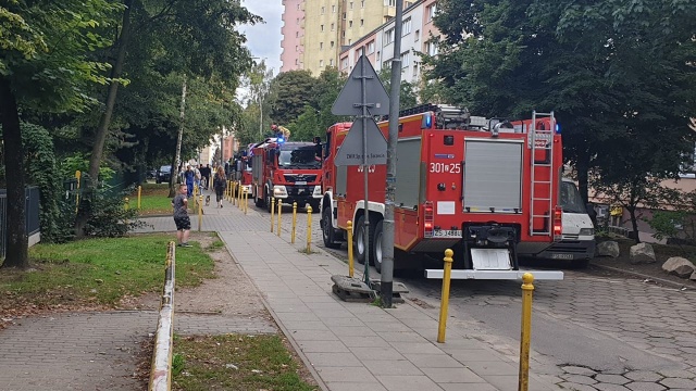 Nieprzejezdna jest ulica Kadłubka w Szczecinie. Na miejscu ruch blokują trzy zastępy straży pożarnej.