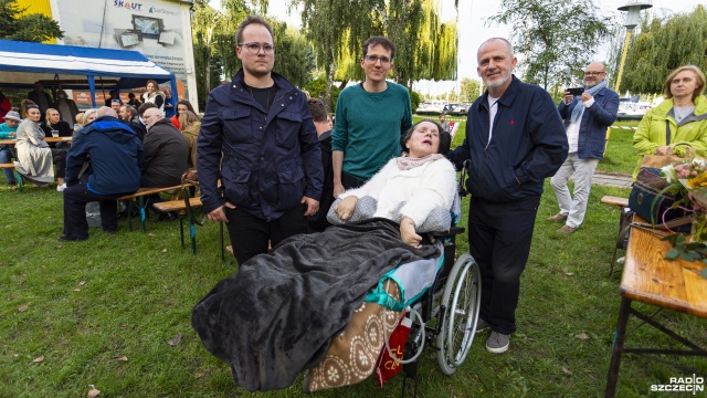 Licytacje - rejsu pełnomorskim jachtem słuchacza Radia Szczecin oraz aukcja obrazów, czy usług, np. udekorowania ogrodu - trwają na przystani przy ulicy Przestrzennej w Szczecinie. Można też napić się i skosztować smakołyków. Wszystko to w ramach imprezy charytatywnej Bawimy się dla Beaty Makowskiej.