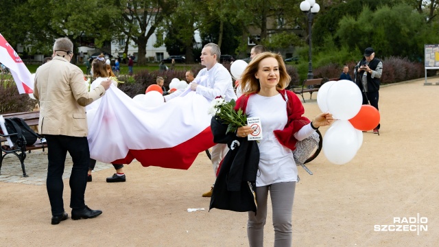 Proszą o pomoc i większe zaangażowanie Unii Europejskiej. Kilkadziesiąt osób zebrało się na Jasnych Błoniach. Protestowali przeciwko dyktaturze Aleksandra Łukaszenki na Białorusi.