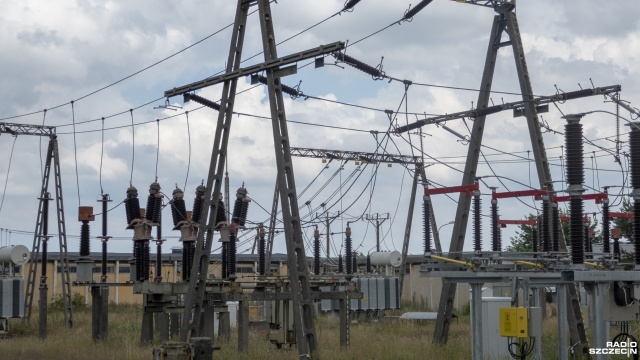 Ponad 1300 odbiorców w Polsce nadal nie ma prądu. To efekt nawałnic, które w sobotę wieczorem przechodziły przez Polskę. Silny wiatr łamał drzewa, zrywał dachy i uszkadzał linie energetyczne. Najwięcej szkód wyrządził na Dolnym Śląsku.