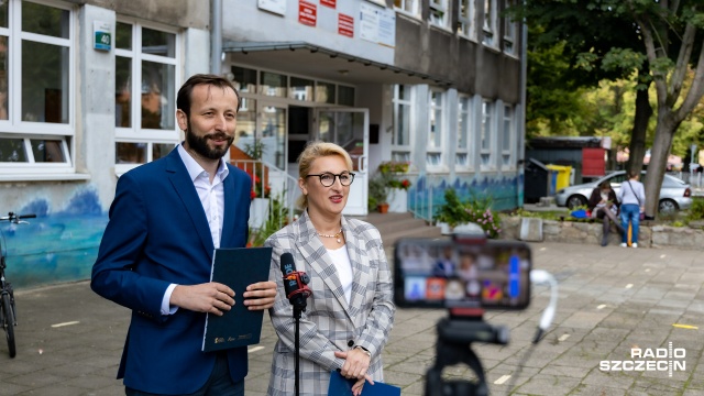 Radny Koalicji Obywatelskiej interpeluje w sprawie lekcji religii w szczecińskich szkołach. Zdaniem Przemysława Słowika, te nieobowiązkowe zajęcia nierzadko są w środku planu lekcji. Konkretnych przykładów podczas konferencji prasowej jednak nie podał.