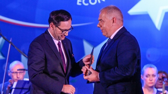 Prezes PKN Orlen Daniel Obajtek został uhonorowany nagrodą Człowieka Roku 2019 podczas tegorocznego Forum Ekonomicznego, które wyjątkowo - z powodu epidemii koronawirusa - odbywa się w Karpaczu.