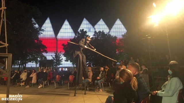 Przy oświetlonej na biało-czerwono-biało Filharmonii w Szczecinie - kolorach flagi wolnej Białorusi - zainaugurowano w czwartek wieczorem Prolog 55. Przeglądu Teatrów Małych Form.