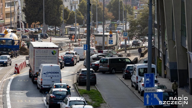 Uwaga kierowcy i pasażerowie komunikacji miejskiej. Już w piątek w nocy zmieni się organizacja ruchu na dwóch dużych inwestycjach w Szczecinie.
