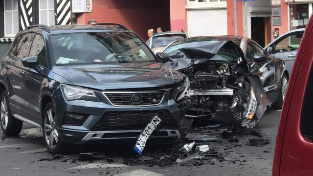 Utrudnienia na skrzyżowaniu ul. Niedziałkowskiego z Unisławy. Zderzyły się tam dwa samochody - BMW i Peugeot.
