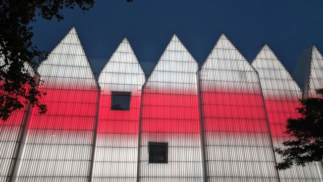 To kolejny dzień międzynarodowej akcji LightForBelarus. Dołączyła do niej także Filharmonia im. Mieczysława Karłowicza w Szczecinie, która symbolicznie okazuje w ten sposób solidarność z Białorusinami walczącymi z reżimem.