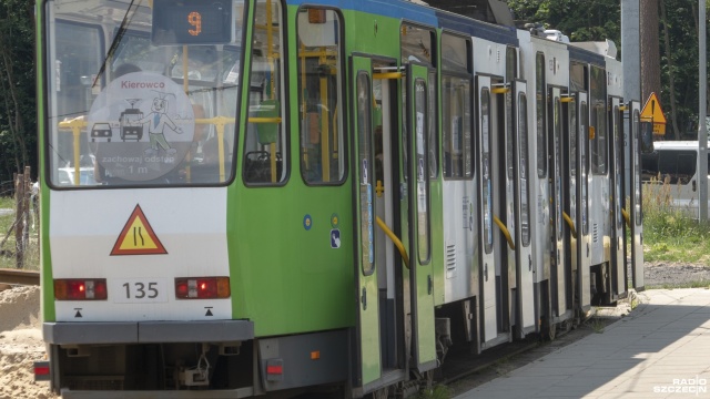 Zepsuty tramwaj na ulicy Matejki w Szczecinie już odholowano. Piątki, szóstki i jedenastki wróciły na swoje stałe trasy.