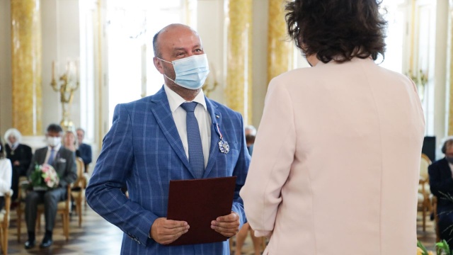 Medal Zasłużony Kulturze Gloria Artis nadawany przez Ministra Kultury i Dziedzictwa Narodowego odebrał we wtorek, w Zamku Królewskim w Warszawie, profesor Dariusz Dyczewski.