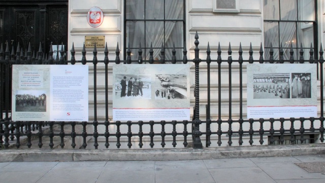 Plansze rozwieszone na płocie ambasady RP w Londynie opowiadają o polskim wkładzie w Bitwę o Anglię. W tym roku obchodzimy 80. rocznicę tych wydarzeń.