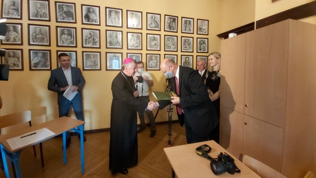 Arcybiskup Andrzej Dzięga podpisał dziś akt założycielski Fundacji księdza Wojtka. Fundacja nosząca imię zmarłego 11 lat temu księdza Wojciecha Manelskiego, prefekta Liceum Katolickigo w Szczecinie, została powołana właśnie przy nowym liceum.