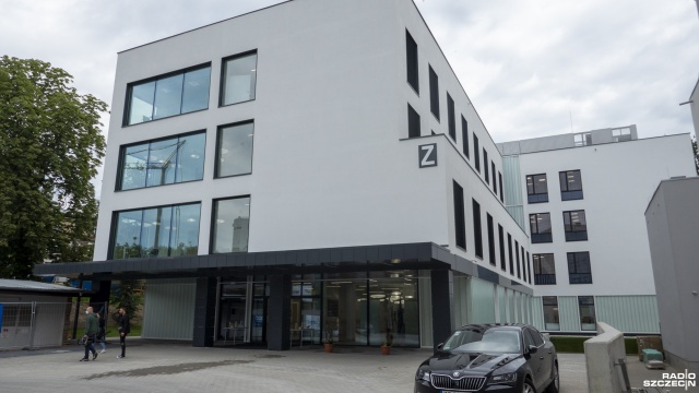 Nowa stacja dializ w szpitalu przy Arkońskiej w Szczecinie oficjalnie rozpoczęła działalność. Pierwsi pacjenci przeszli dializy w nowych komfortowych warunkach. Jak mówią lekarze, to przełomowy moment dla placówki.