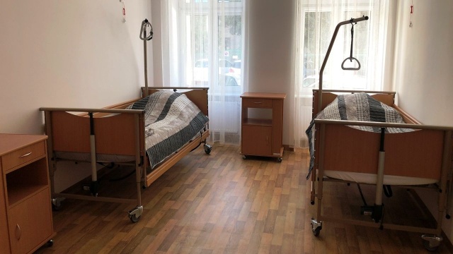 Do nowego mieszkania dla seniorów w Szczecinie prowadzi się sześciu starszych mężczyzn, którzy będą mieli zapewnioną całodobową opiekę.
