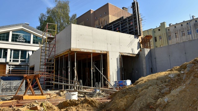Budowa Muzeum Techniki i Komunikacji nabiera rozpędu. Powstają tam zewnętrzne ściany budynku, są także montowane szalunki i zbrojenia. Rozpoczęła się również budowa szybu windowego.