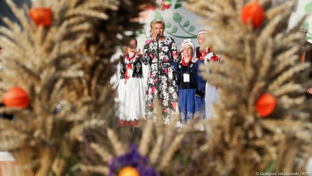 Dożynki Prezydenckie zaczęły się od uroczystej mszy świętej, po niej Krakowskim Przedmieściem przejdzie korowód.