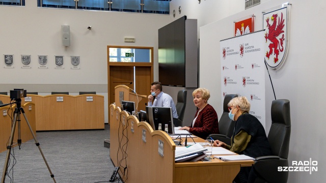 Dyskusja o przebudowie Teatru Polskiego na sesji zachodniopomorskiego sejmiku - radni opozycji z PiS pytali o kolejne przesuwane płatności i czy to nie oznacza opóźnień. Marszałek województwa z PO zapewniał, że harmonogram jest dotrzymywany i wyjaśniał, że zmiany terminu wystawiania faktur to normalna praktyka.