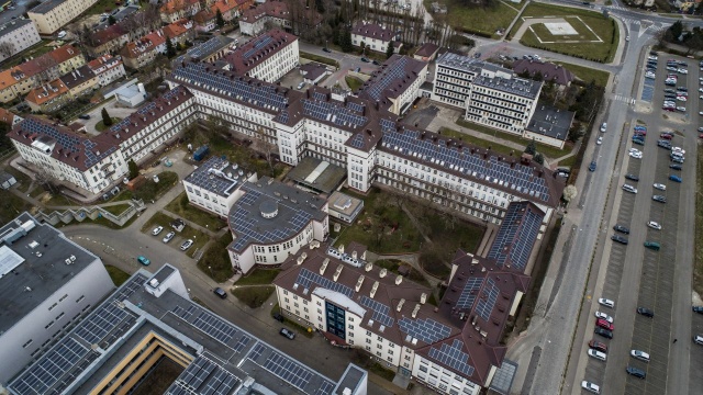 Szpital przy ul. Unii Lubelskiej w Szczecinie zaoszczędzi na rachunkach za prąd. To dzięki panelom fotowoltaicznym na budynkach placówki. Ich instalacja właśnie się zakończyła.