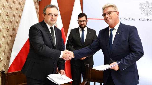 Prawie 9 milionów złotych trafiło w środę do samorządów naszego regionu na przebudowę dróg lokalnych.