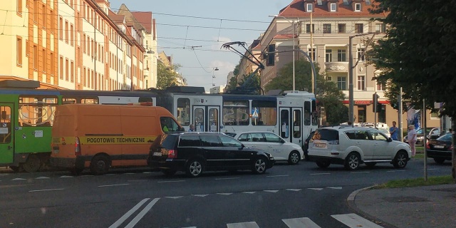 Na skrzyżowani alei Bohaterów Warszawy z ulicą 5 Lipca pod tramwaj numer 4 wjechał kierujący samochodem osobowym.