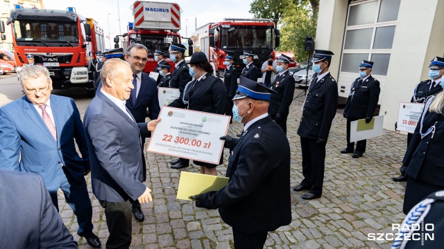 Czuwają nad bezpieczeństwem często ryzykując przy tym zdrowie i życie - to strażacy-ochotnicy.