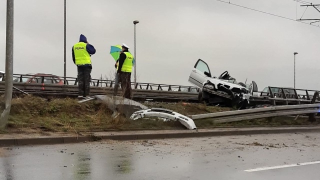 Dwa wypadki na moście Pionierów w Szczecinie. Jak przekazała nam policja, do obu wypadków doszło w ciągu niespełna 5 minut.